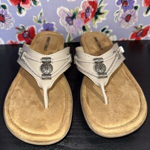 Minnetonka 9M Women's Silverthorne 360 Thong Flip Flop Sandals - Beige